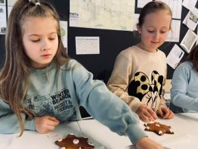 In der Weihnachtsbäckerei 1./2. Klasse